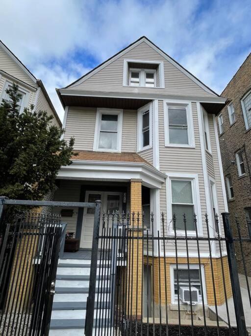 Lovely Logan Square 2-Bedroom In Chicago Exterior photo